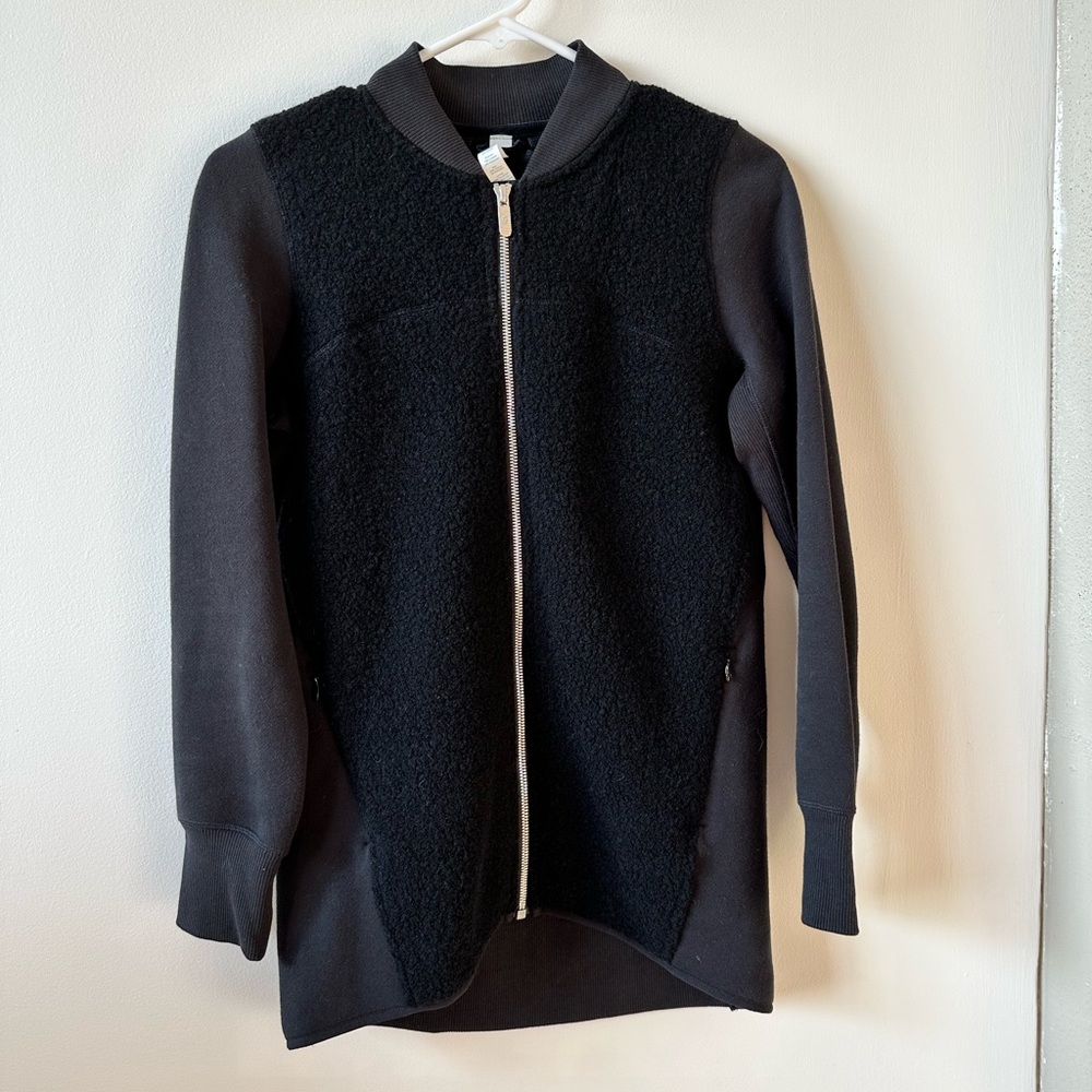 Lululemon NWOT zip up jacket size 4